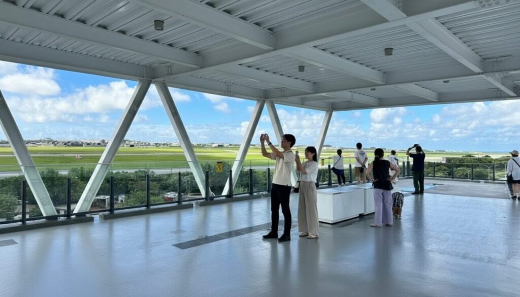 沖縄観光で米軍基地を楽しむ方法と注意点 3 常時見学しやすい道の駅かでな展望台