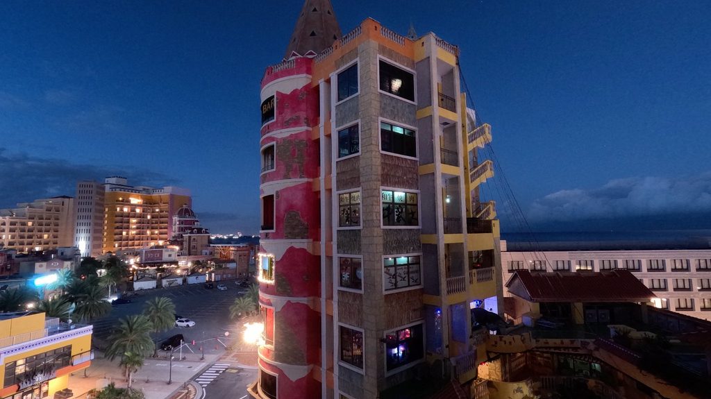 レクー沖縄北谷 リゾート＆スパから見た夕暮れ時の建物と海の眺望