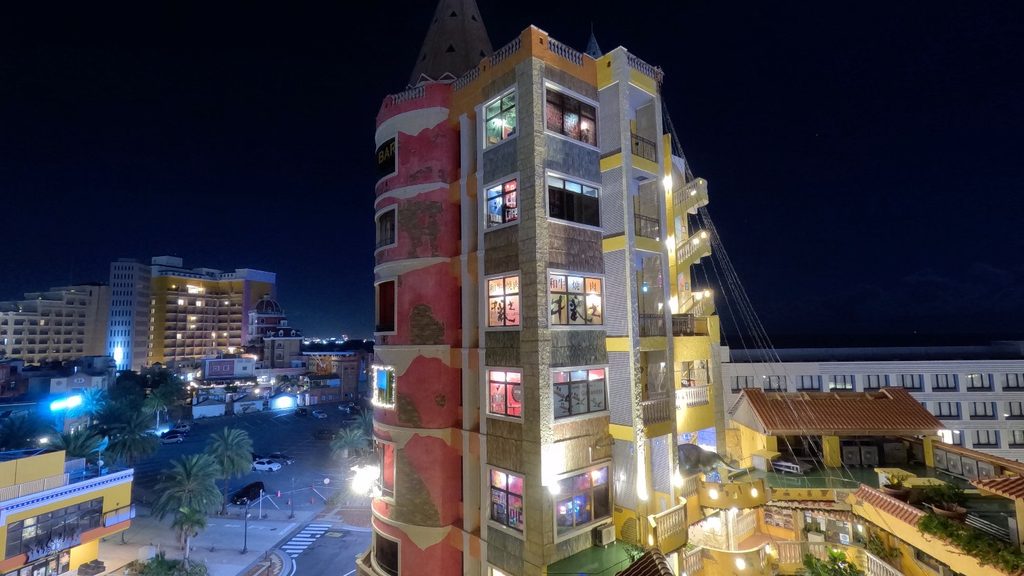 レクー沖縄北谷 リゾート＆スパから見た夜の周辺建物と街並み