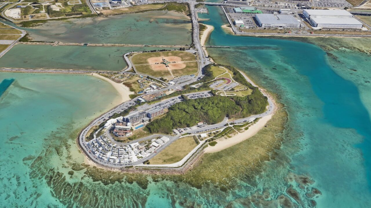 瀬長島へのアクセス道路と駐車場 瀬長島へ入る道路とウミカジテラス周辺の駐車場を上空から見た写真