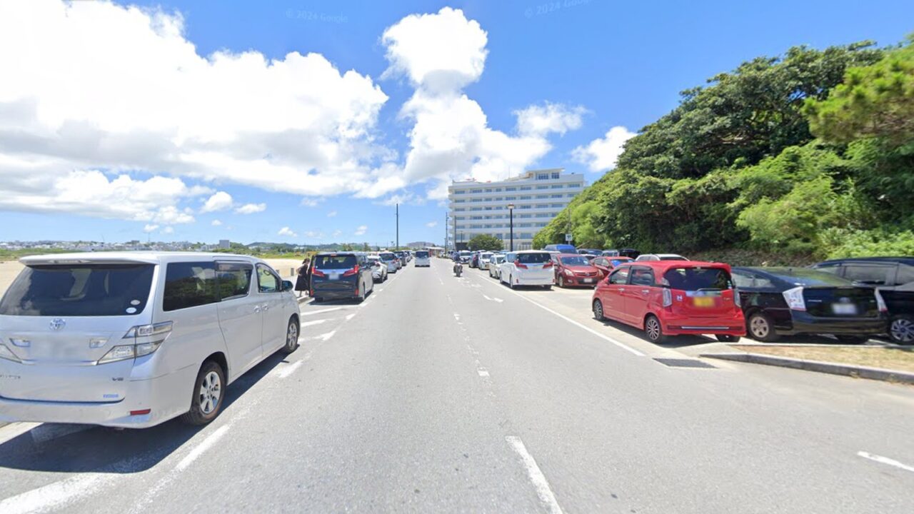 瀬長島ホテル周辺のアクセス道路 琉球温泉瀬長島ホテルへ向かう道路と周辺に並ぶ車の様子