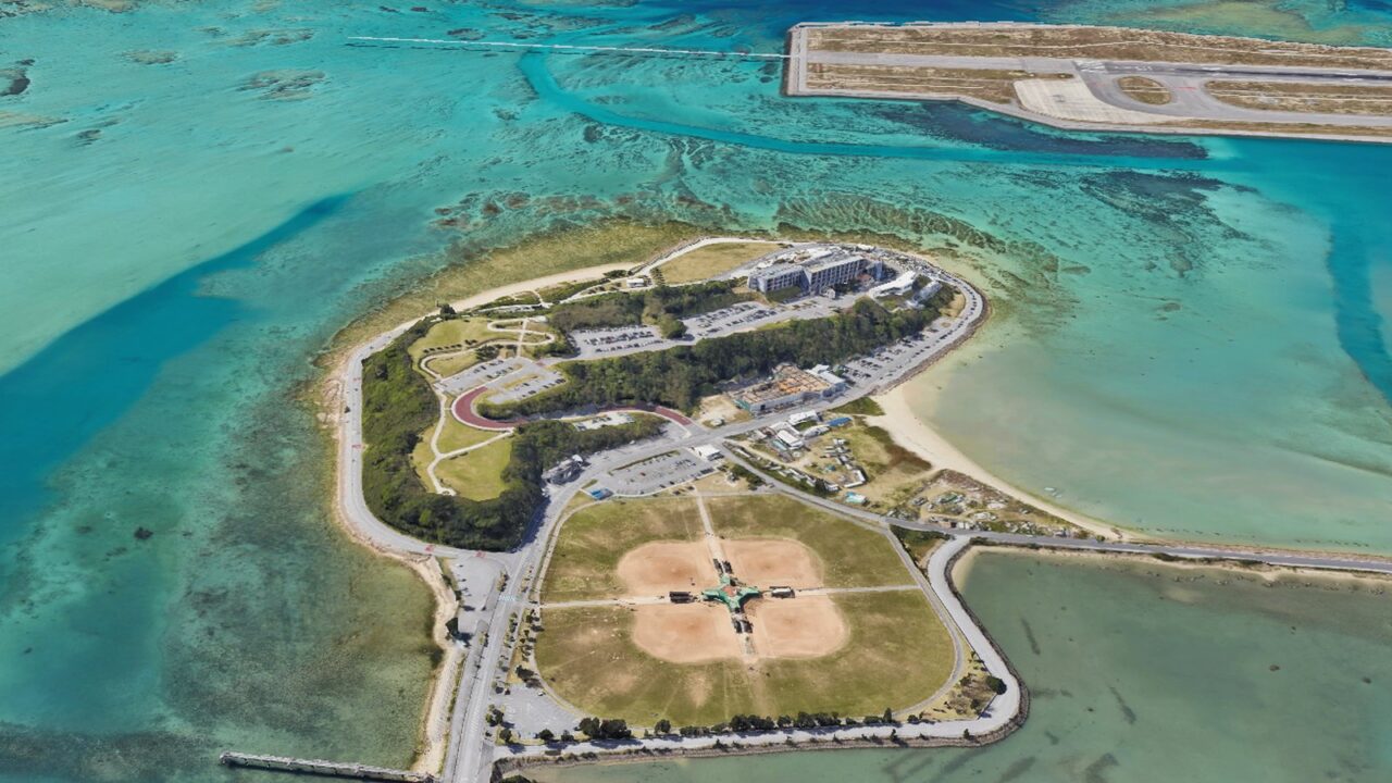 那覇空港と瀬長島の位置関係 那覇空港の滑走路と瀬長島ウミカジテラスを上空から見た位置関係