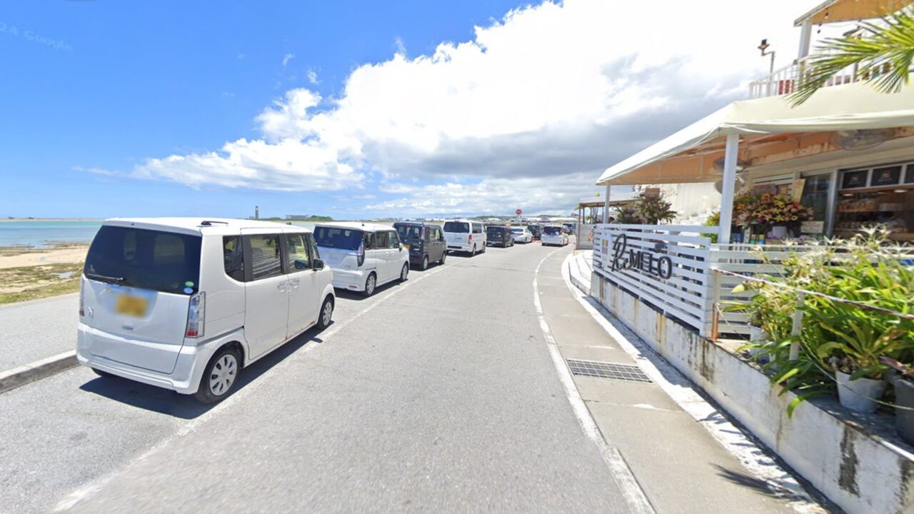 ウミカジテラス周辺の駐車混雑 ウミカジテラス沿いの道路に車が連なっている昼間の様子