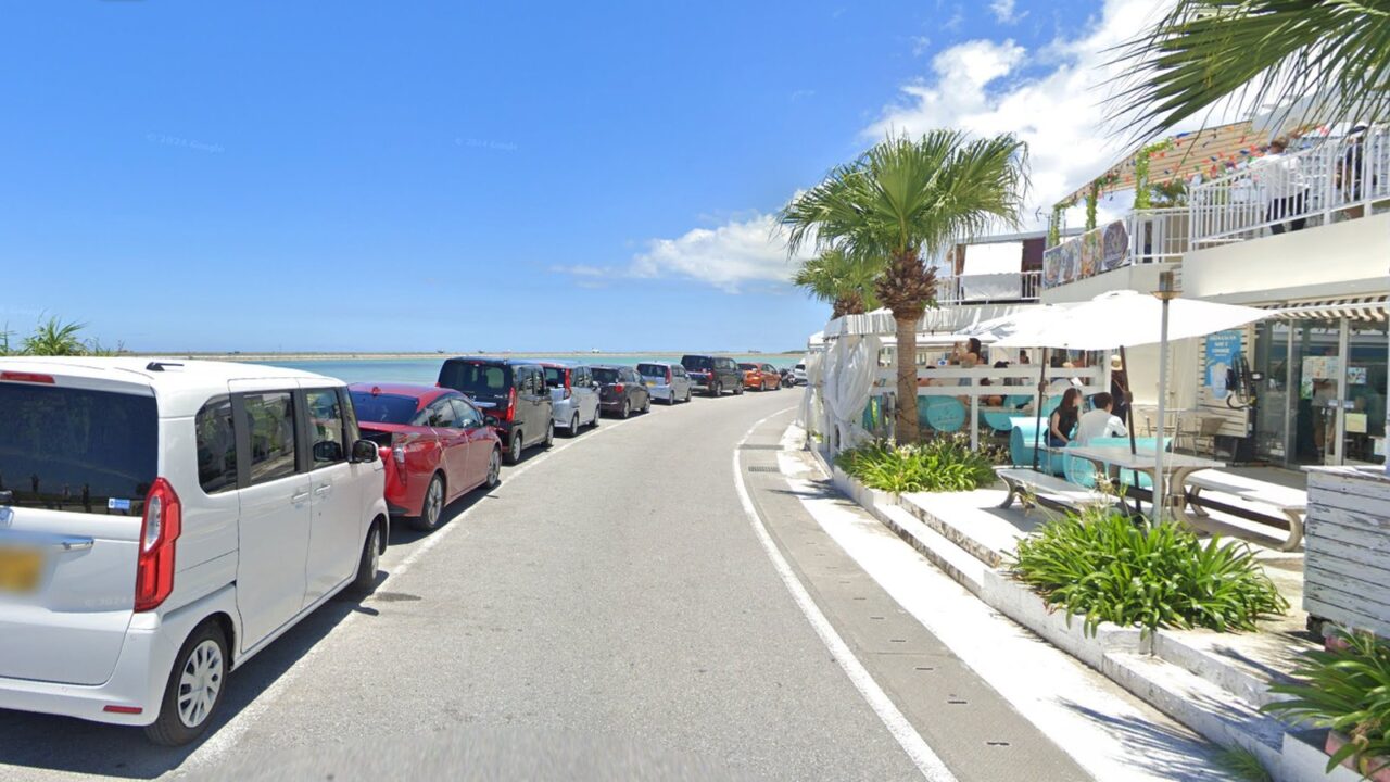 ウミカジテラス海沿い道路の様子 ウミカジテラスの店舗前と海沿い道路に車が並ぶ様子