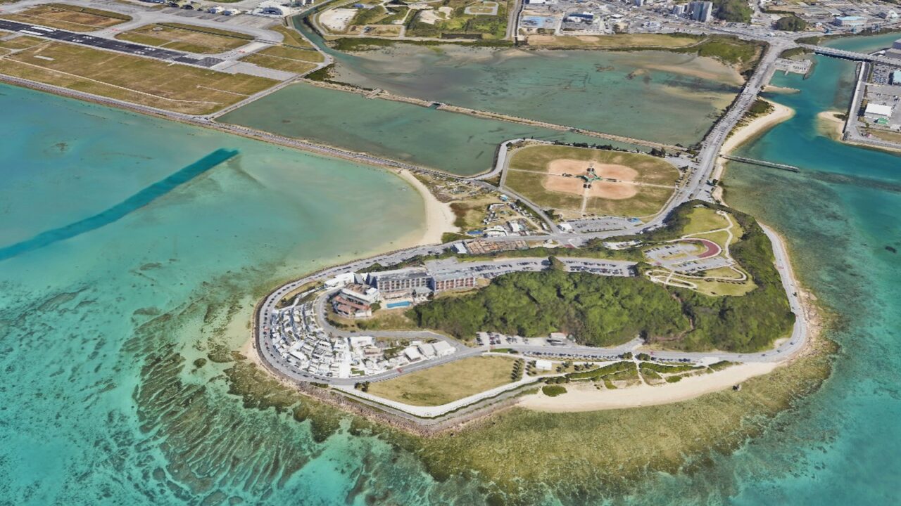 ウミカジテラスと瀬長島の広域全景 ウミカジテラスがある瀬長島と那覇空港周辺を広く見渡した航空写真