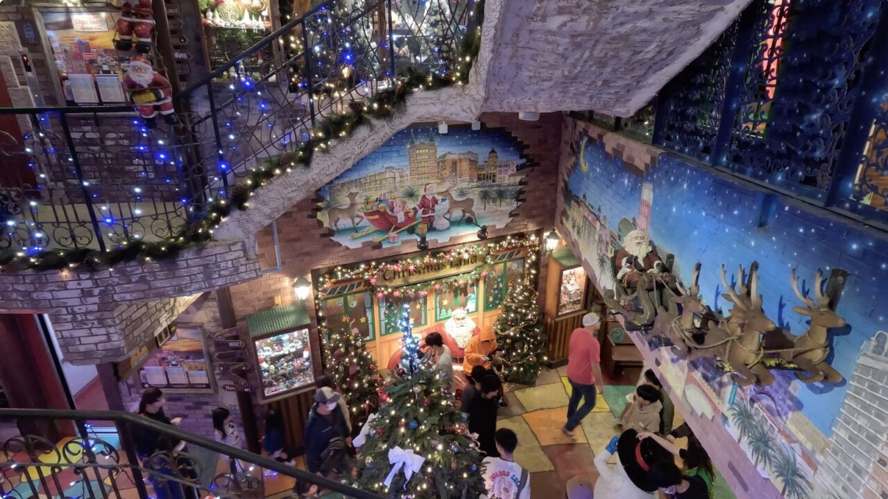 美浜アメリカンビレッジの館内に飾られたクリスマスツリーとサンタクロース
