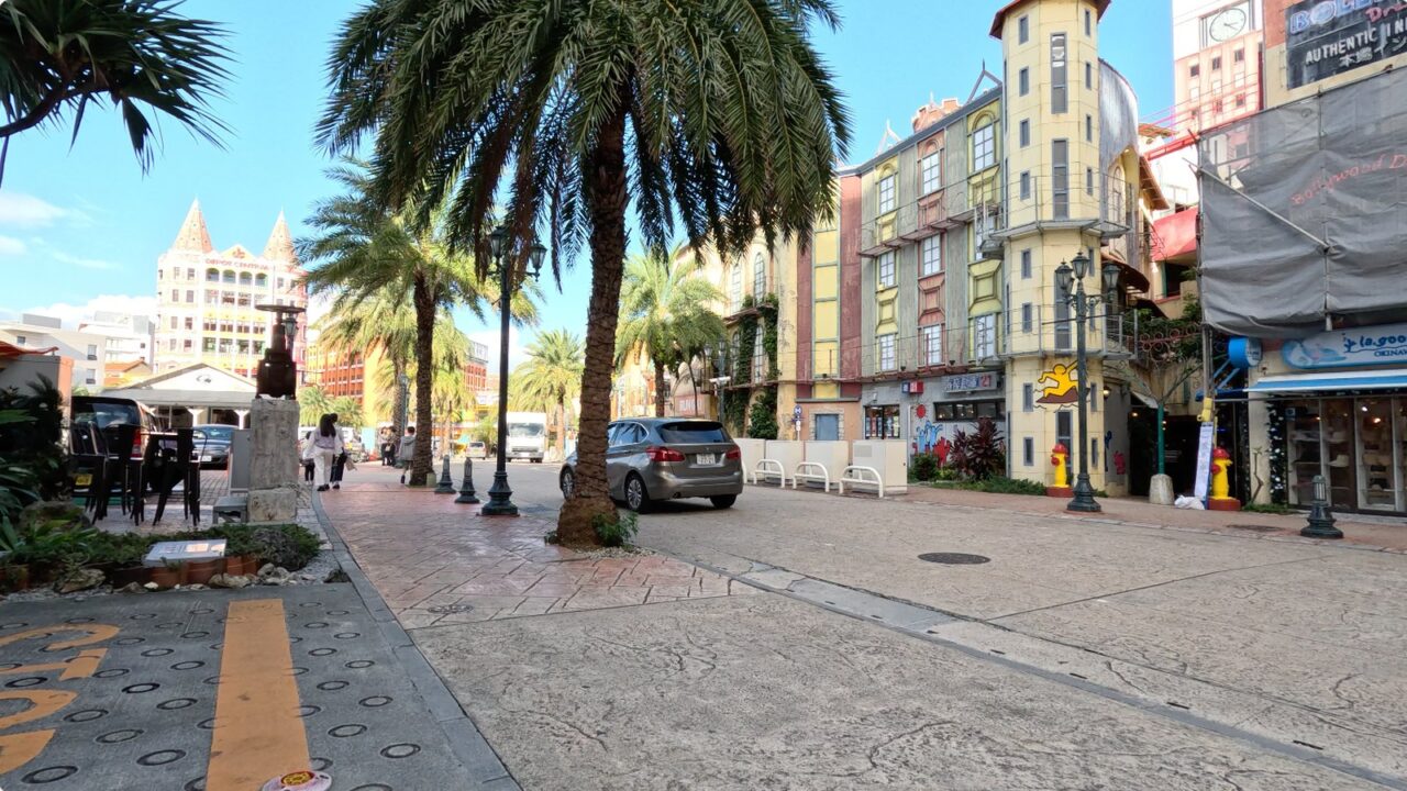 美浜アメリカンビレッジのカラフルな建物と街路