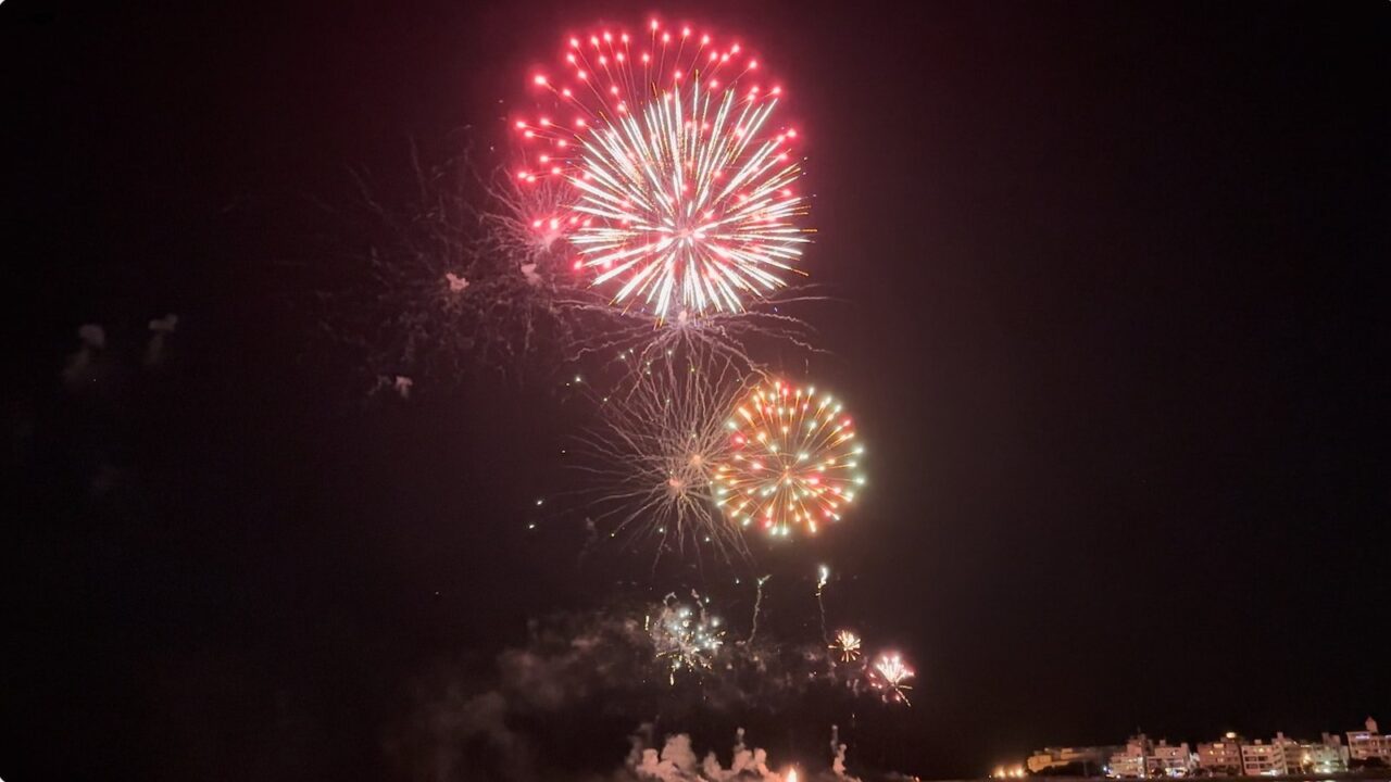 美浜アメリカンビレッジ周辺の夜空に打ち上がる色鮮やかな花火