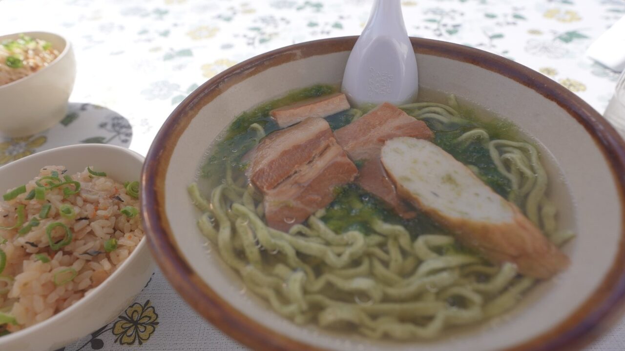 恩納村なかむらそばのアーサそばとジューシー